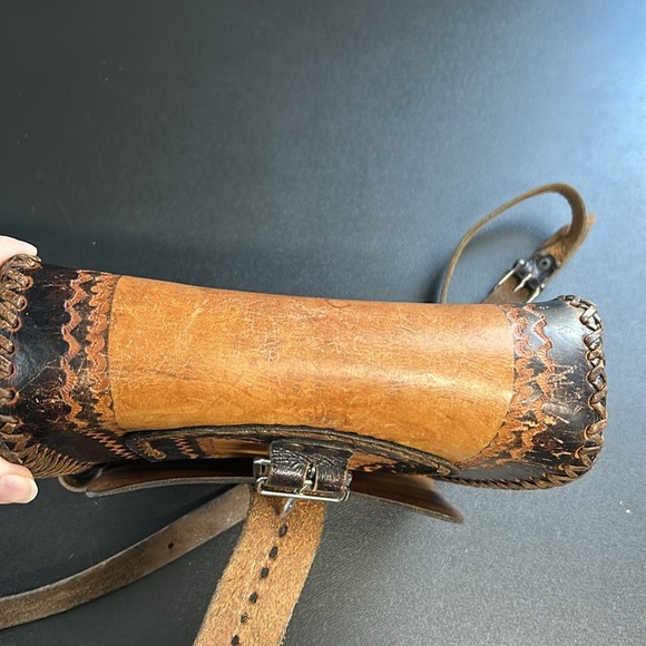 Vintage Artisan Handtooled‎ Leather Purse from Mexico Buckle Close 9” x 8 “ - Picture 9 of 16